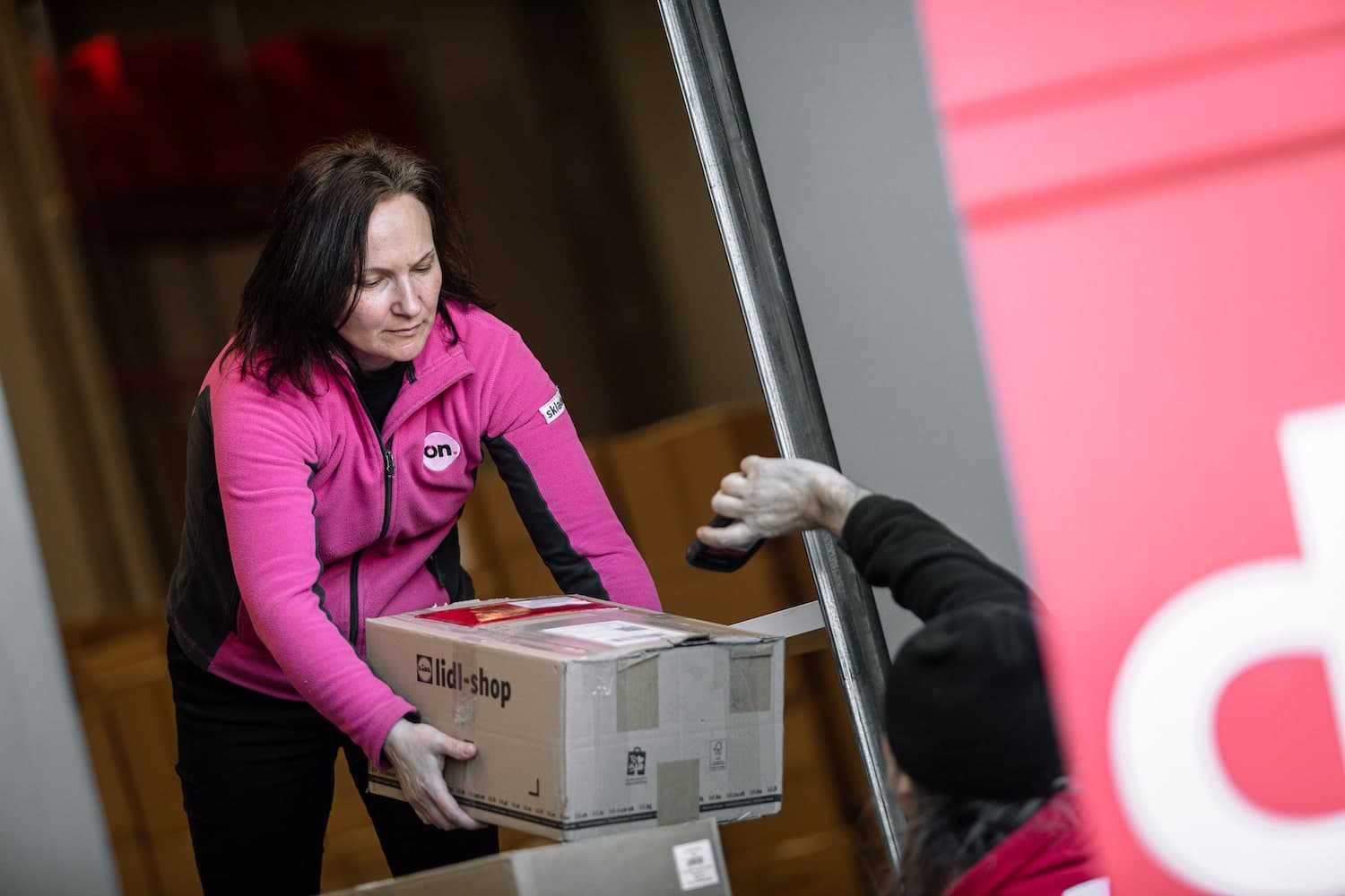 Předběžné datum doručení avizuje jen polovina e-shopů, necelých 50 % pak doručuje do druhého dne od objednání