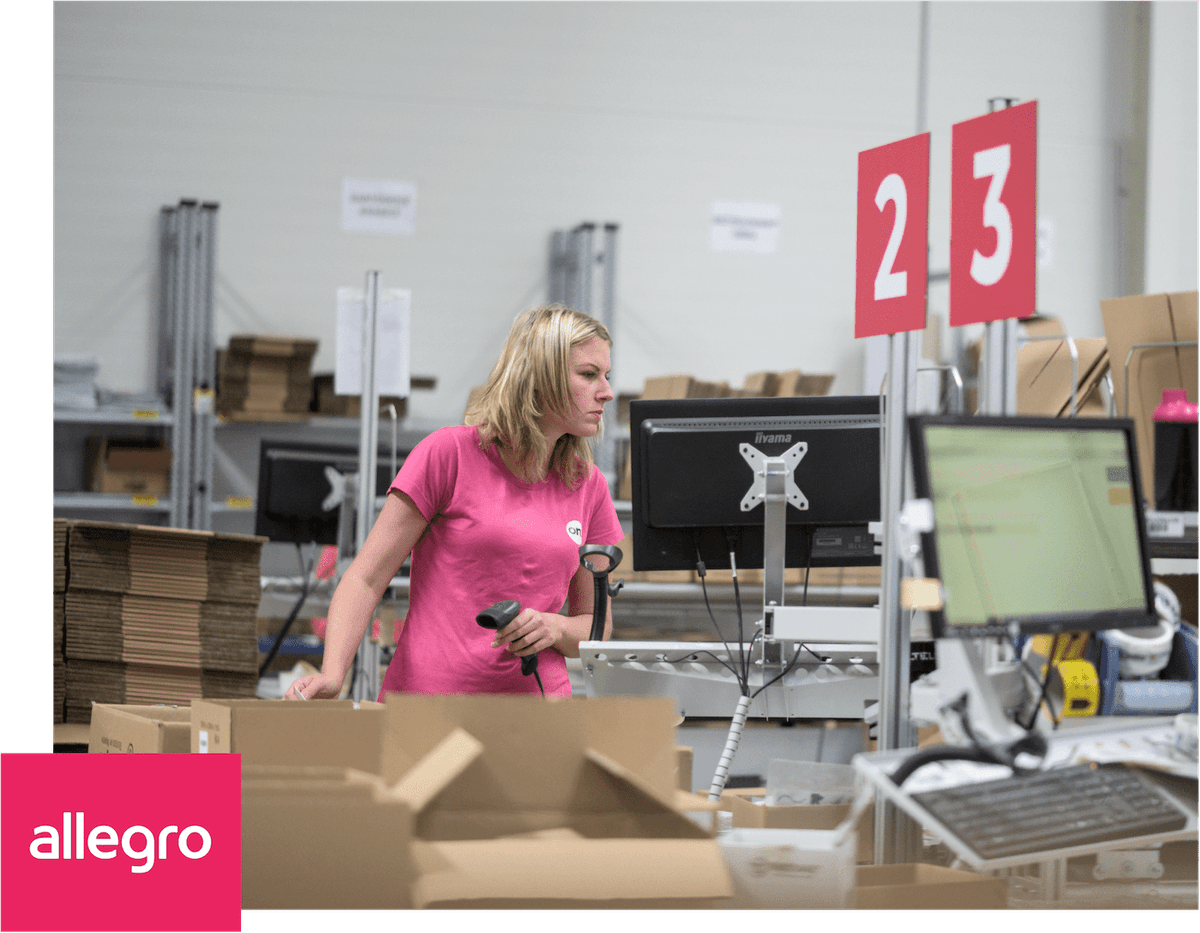 Skladon fulfillment: balení zboží na stanovišti balení